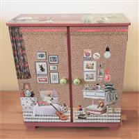 Großer Puppenschrank "Papas Gitarre" 