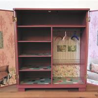 Großer Puppenschrank "Papas Gitarre" 
