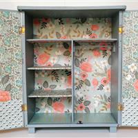 Großer Puppenschrank "Der Tag ist vorbei"  