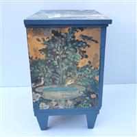 Neugieriger Dachs im Freskengarten