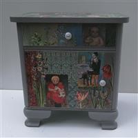 Kinder im dunklen Garten 