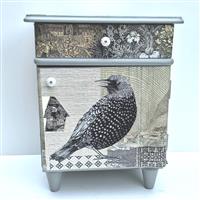 Vögel am kleinen Haus