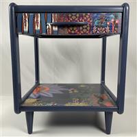 Kolibri im nächtlichen Beet