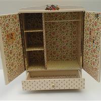  Großer Puppenschrank "Ankleidepuppen"